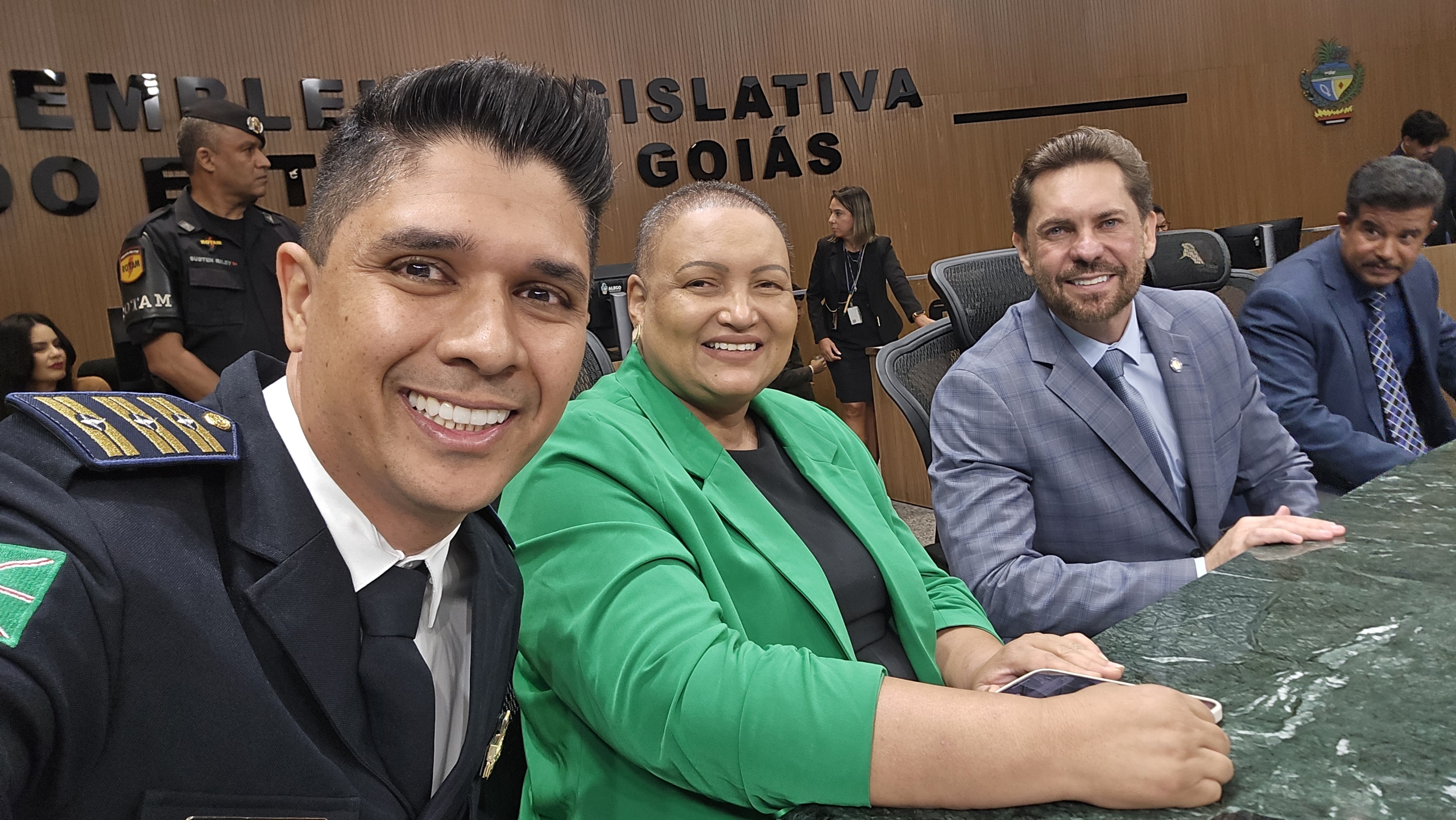 No dia 04 de junho de 2025, o presidente do Clube de Tiro Leder Pinheiro foi homenageado pela ROTAM durante sessão solene na Assembleia Legislativa de Goiás. A cerimônia celebrou os 44 anos da tropa de elite da PMGO e condecorou 80 policiais com a Medalha Pedro Ludovico Teixeira. Leder Pinheiro, também integrante da Guarda Civil Metropolitana, foi convidado a compor a mesa e recebeu uma placa de reconhecimento do Tenente-Coronel Cortez. A homenagem reforça seu vínculo com as forças de segurança pública e sua contribuição institucional no estado.