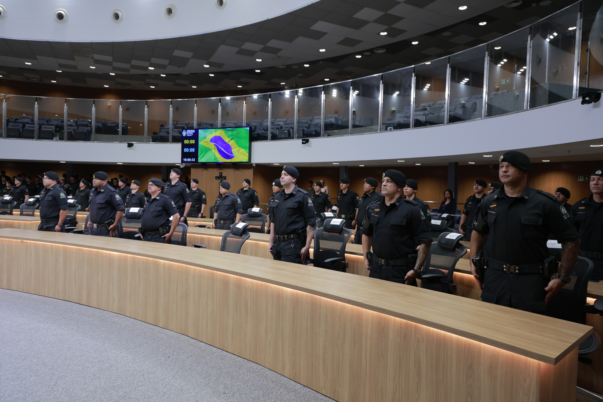 No dia 04 de junho de 2025, o presidente do Clube de Tiro Leder Pinheiro foi homenageado pela ROTAM durante sessão solene na Assembleia Legislativa de Goiás. A cerimônia celebrou os 44 anos da tropa de elite da PMGO e condecorou 80 policiais com a Medalha Pedro Ludovico Teixeira. Leder Pinheiro, também integrante da Guarda Civil Metropolitana, foi convidado a compor a mesa e recebeu uma placa de reconhecimento do Tenente-Coronel Cortez. A homenagem reforça seu vínculo com as forças de segurança pública e sua contribuição institucional no estado.