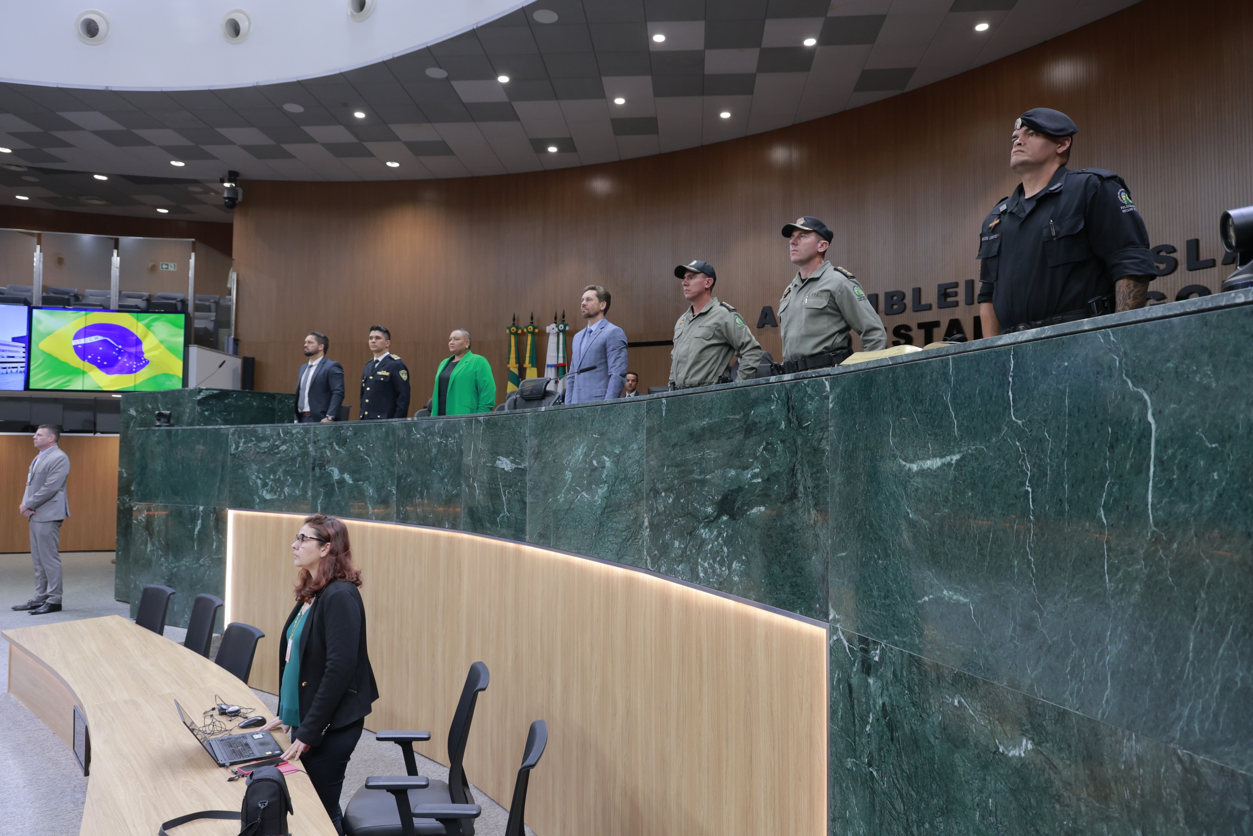 No dia 04 de junho de 2025, o presidente do Clube de Tiro Leder Pinheiro foi homenageado pela ROTAM durante sessão solene na Assembleia Legislativa de Goiás. A cerimônia celebrou os 44 anos da tropa de elite da PMGO e condecorou 80 policiais com a Medalha Pedro Ludovico Teixeira. Leder Pinheiro, também integrante da Guarda Civil Metropolitana, foi convidado a compor a mesa e recebeu uma placa de reconhecimento do Tenente-Coronel Cortez. A homenagem reforça seu vínculo com as forças de segurança pública e sua contribuição institucional no estado.