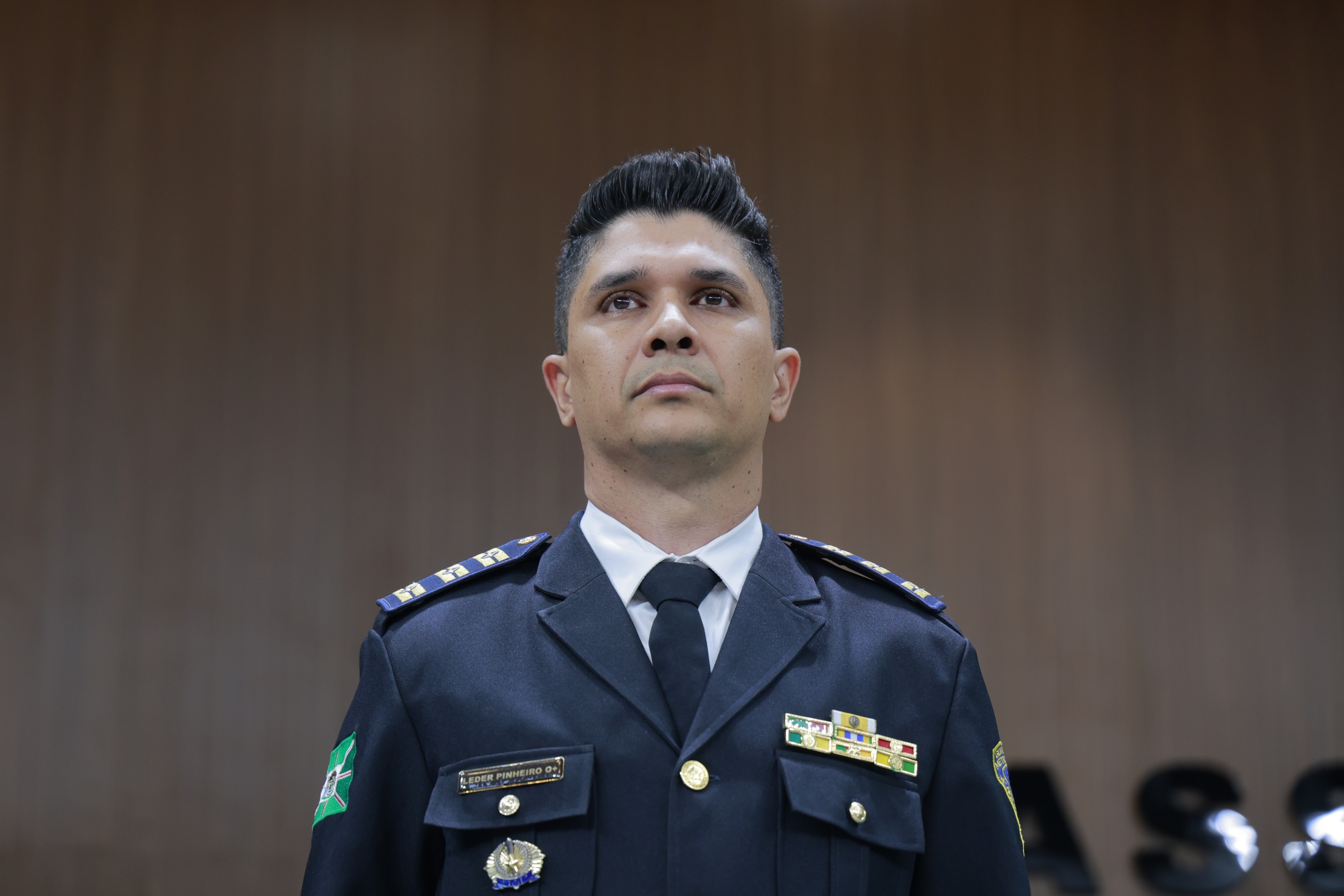 No dia 04 de junho de 2025, o presidente do Clube de Tiro Leder Pinheiro foi homenageado pela ROTAM durante sessão solene na Assembleia Legislativa de Goiás. A cerimônia celebrou os 44 anos da tropa de elite da PMGO e condecorou 80 policiais com a Medalha Pedro Ludovico Teixeira. Leder Pinheiro, também integrante da Guarda Civil Metropolitana, foi convidado a compor a mesa e recebeu uma placa de reconhecimento do Tenente-Coronel Cortez. A homenagem reforça seu vínculo com as forças de segurança pública e sua contribuição institucional no estado.