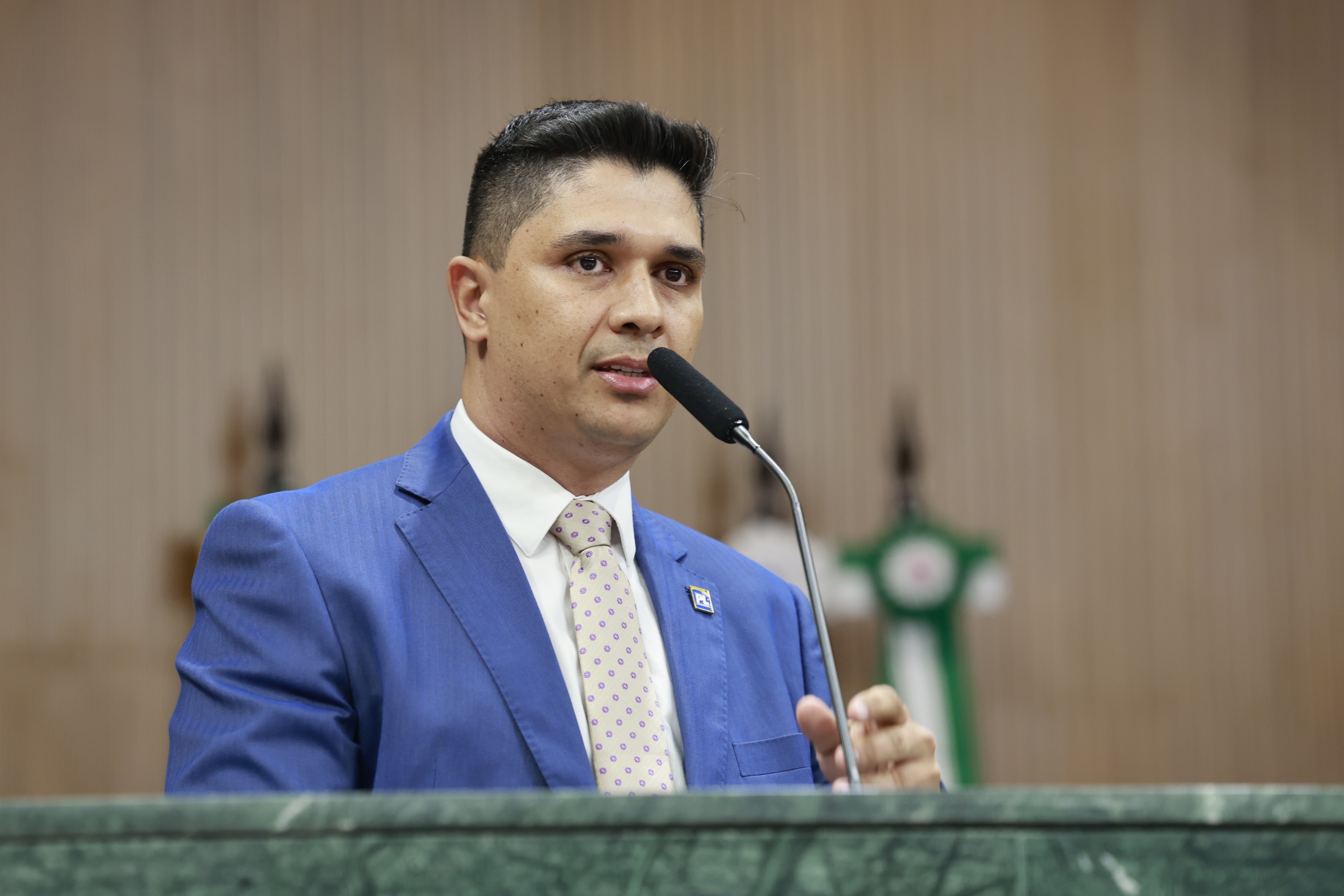 Leder Pinheiro discursa na tribuna da Assembleia Legislativa de Goiás na sessão solene dos 100 anos da CBC