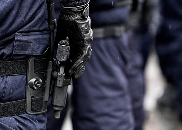Foto de agente de segurança portando arma no coldre de coxa