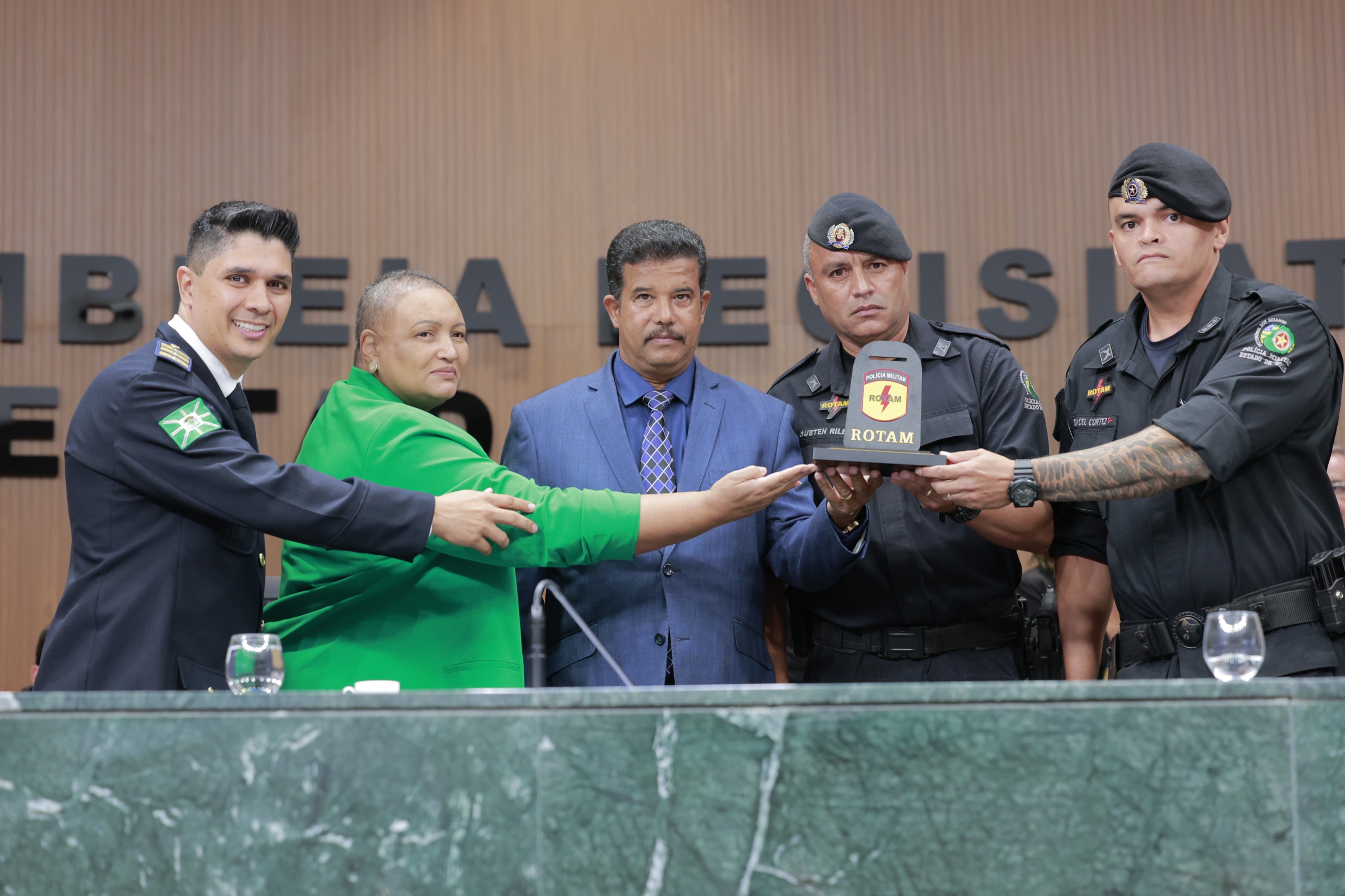 No dia 04 de junho de 2025, o presidente do Clube de Tiro Leder Pinheiro foi homenageado pela ROTAM durante sessão solene na Assembleia Legislativa de Goiás. A cerimônia celebrou os 44 anos da tropa de elite da PMGO e condecorou 80 policiais com a Medalha Pedro Ludovico Teixeira. Leder Pinheiro, também integrante da Guarda Civil Metropolitana, foi convidado a compor a mesa e recebeu uma placa de reconhecimento do Tenente-Coronel Cortez. A homenagem reforça seu vínculo com as forças de segurança pública e sua contribuição institucional no estado.