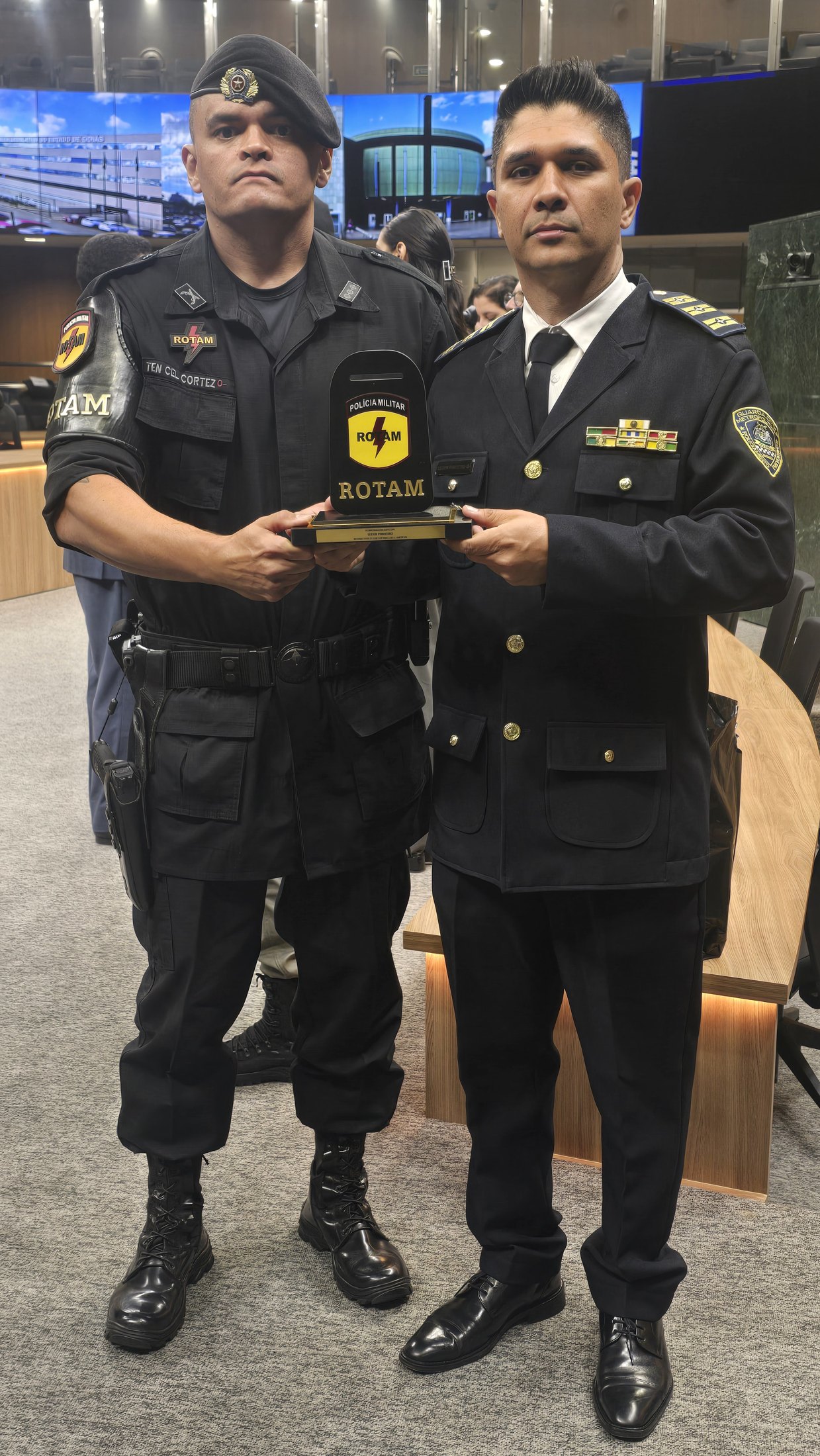 Leder Pinheiro recebe a placa de honra do Batalhão de Rotam — primeiro guarda civil metropolitano homenageado